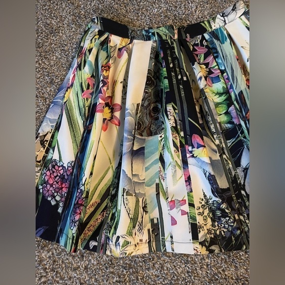 5/$25 ALYA pleated mini skirt in floral design size small - Picture 8 of 8
